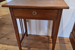 Kleiner Tisch mit Schublade, Eiche, ca. 1910. Maße: B = 58, H = 65, T = 44 cm. Verkaufspreis: EUR 980,-